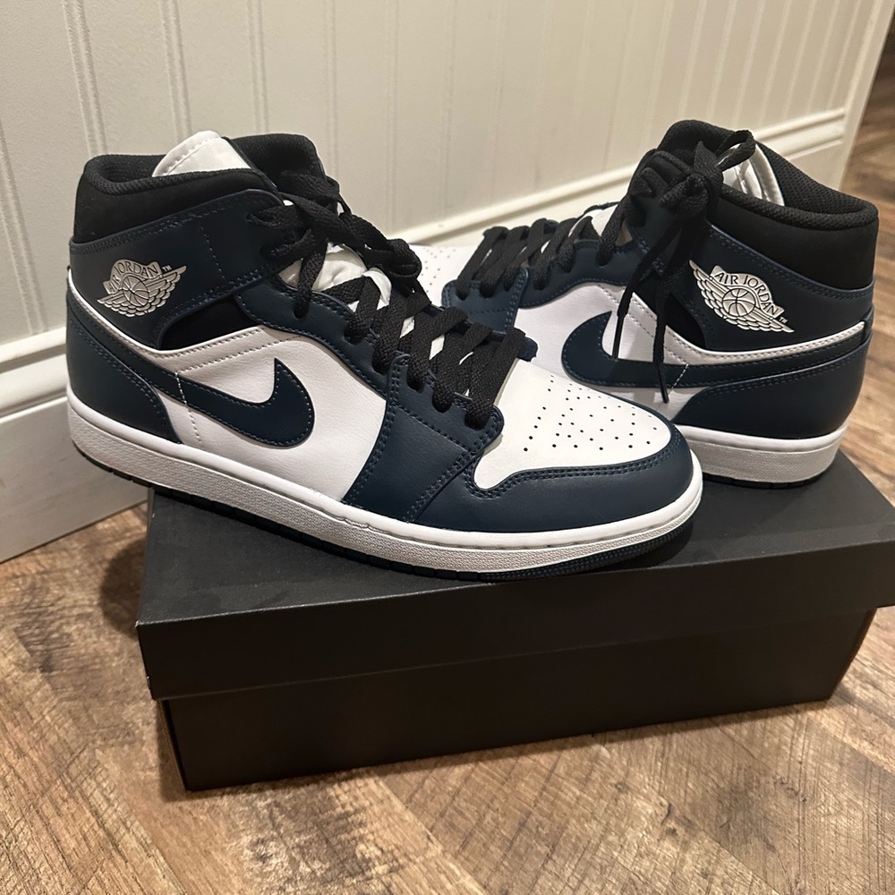 Jordan 1 Mid Navy